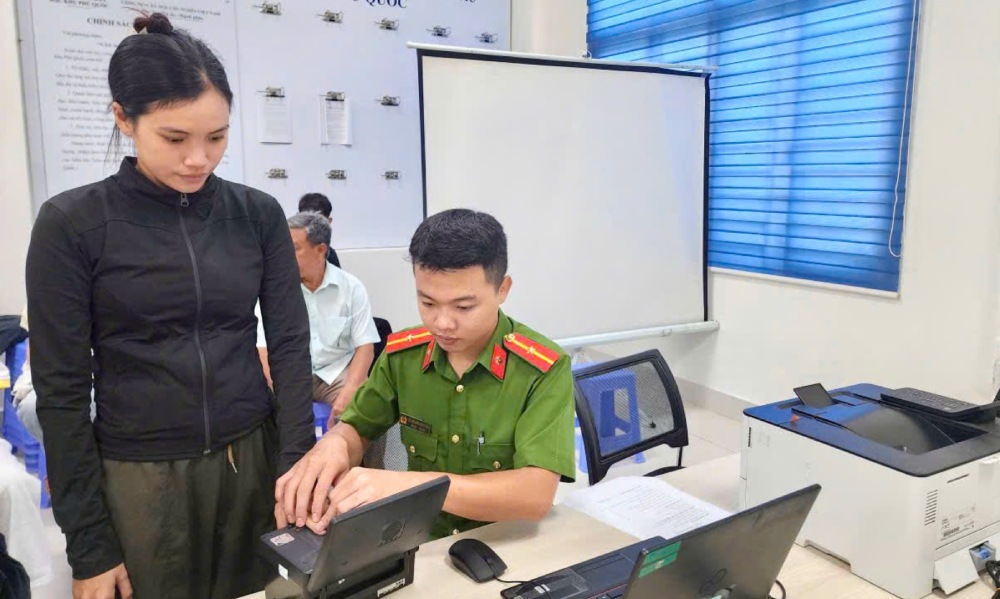 Phu Quoc Special Zone Police resolve administrative procedures, serving people throughout the holiday 2. 9. Photo: Tien Dung/An Giang Police