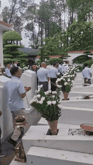 Dòng người đổ về Ngã ba Đồng Lộc tri ân Anh hùng liệt sĩ. Ảnh: Trần Tuấn