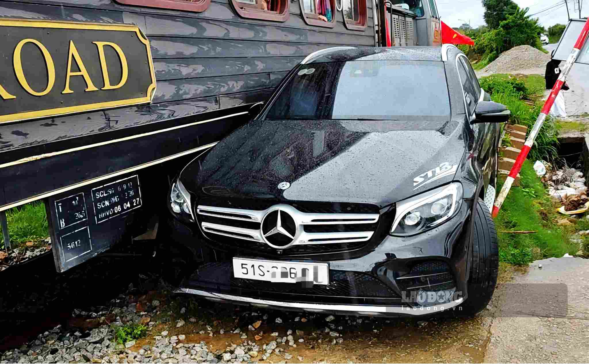 Escena del accidente en el que un coche fue golpeado por un tren. Foto: Hau Nguyen