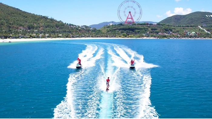 Màn trình diễn Jetski mang Quốc kỳ rẽ sóng trên biển Hòn Tre, Nha Trang