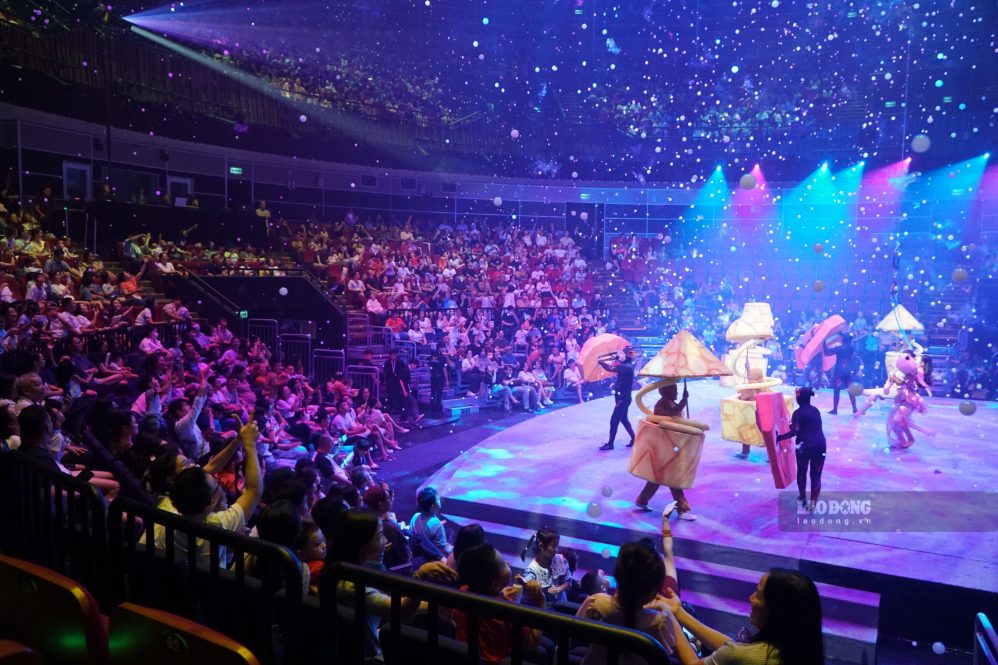 The combination of circus, puppetry and 3D mapping technology creates a visually pleasing space for the play. Photo: Thanh Chan