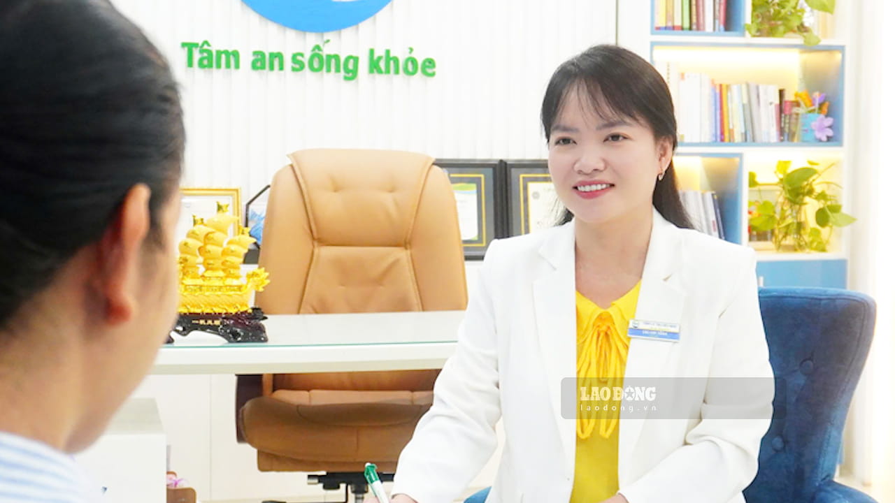 Master of Psychology Cao Kim Tham (Director of the Center for Psychology and Human Development of NHC Vietnam - Phan Chu Trinh Branch) explains the reasons why husband and wife easily argue about spending when traveling. Photo: Huyen Trang