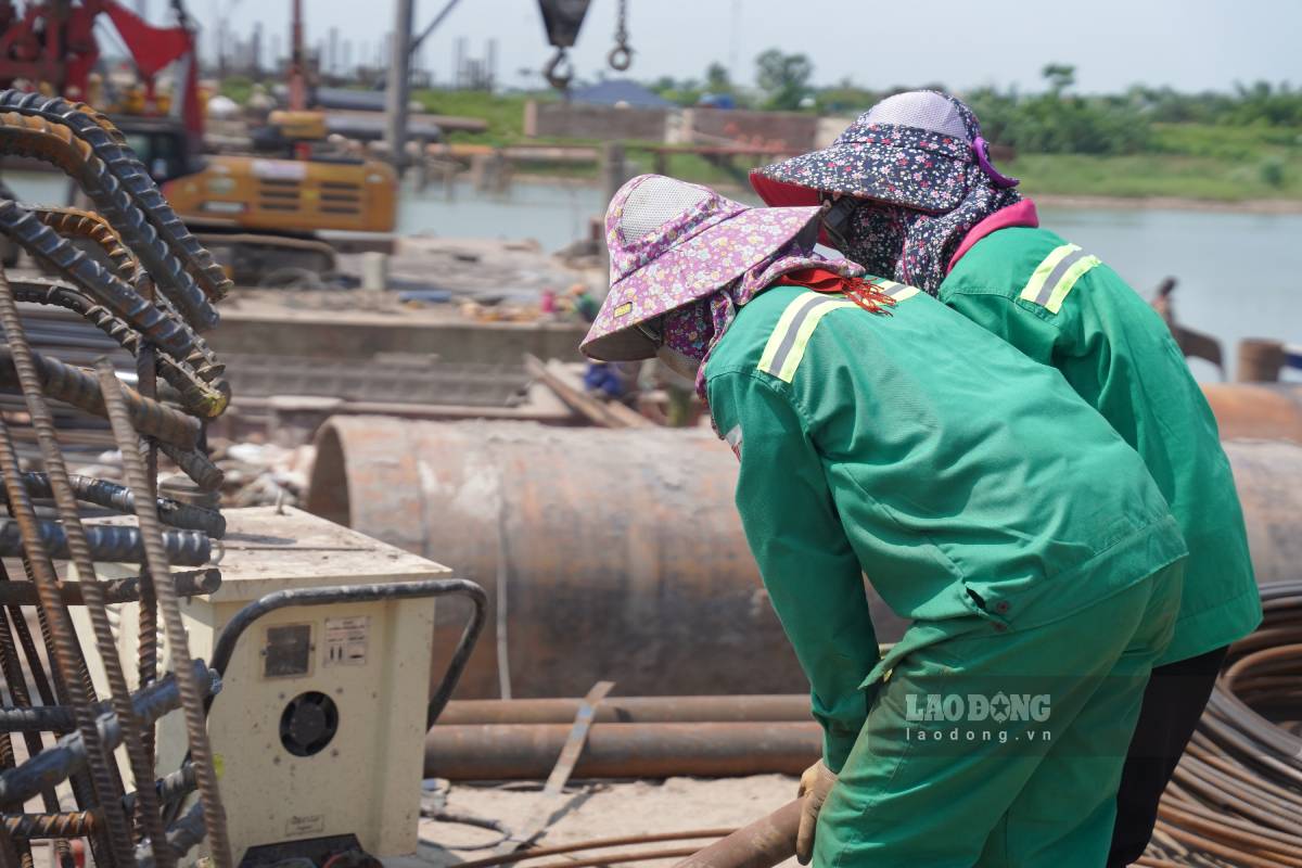 Công nhân thi công xuyên lễ để đảm bảo