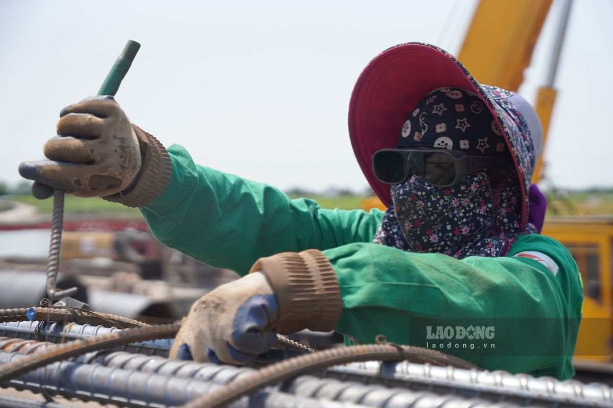 Workers constructing the Tra Ly river overpass area. Photo: Luong Ha