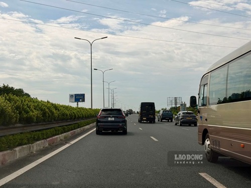 Các phương tiện giữ khoảng cách an toàn trên cao tốc Pháp Vân - Cầu Giẽ hướng Hà Nội - Ninh Bình. Ảnh: Hoài Anh