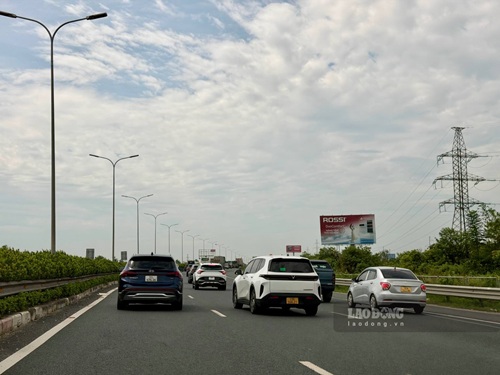 On the morning of August 31, vehicles leaving Hanoi to the South increased sharply, but the Phap Van - Cau Gie expressway was still clear. Photo: Hoai Anh