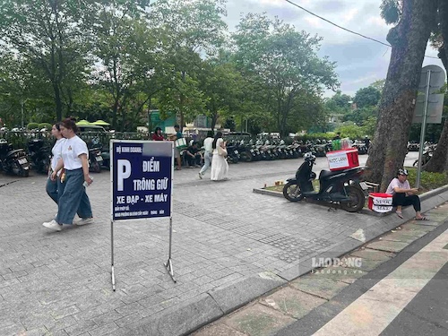 Một điểm ghi nhận tại phường Ba Đình, Hà Nội, biển trông giữ xe không ghi thông tin về giấy phép hoạt động, thời hạn cấp phép hoặc các thông tin liên quan. Ảnh: Nhóm PV