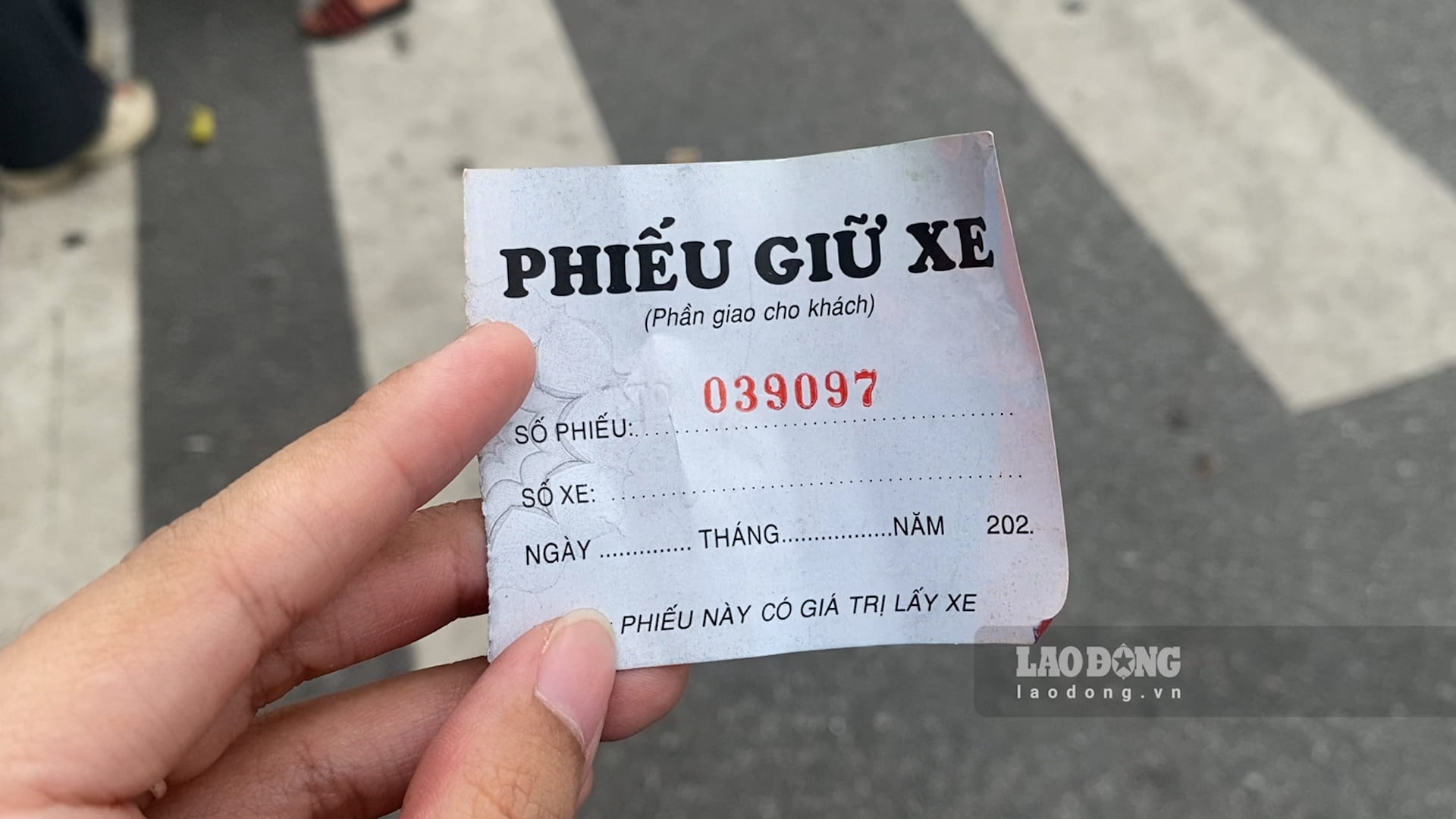 Vé trông giữ xe được phát cho khách. Ảnh: Nhóm PV