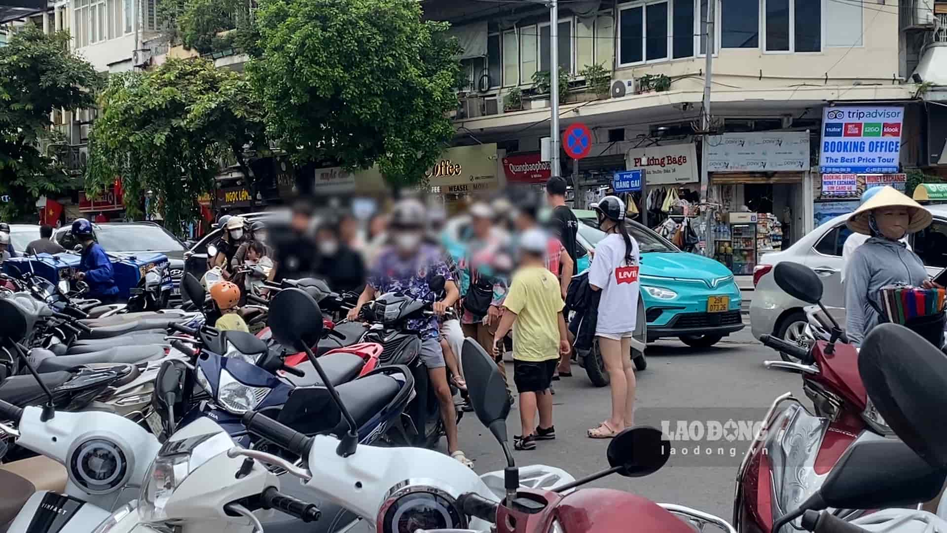 Parking demand increases as people flock to the central area of Hanoi to play and visit on September 2nd. Photo: PV Group