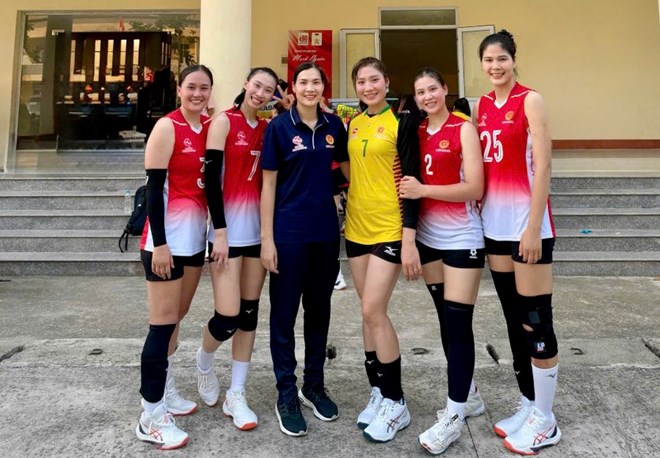 Volleyball coach Pham Thi Yen (yellow shirt) announced the birth of her first daughter. Photo: Information Corps