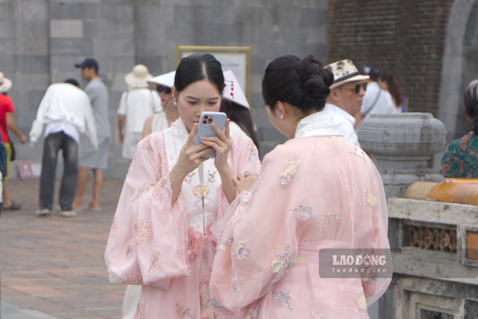 “Việc lựa chọn đi du lịch sớm trước kỳ nghỉ lễ chính thức giúp nhiều gia đình có không gian tham quan, vui chơi thoải mái hơn, tránh được tình trạng chen lấn hay quá tải thường thấy ở các điểm nóng du lịch” - Chị Thảo Linh (du khách đến từ TP Hồ Chí Minh) chia sẻ.