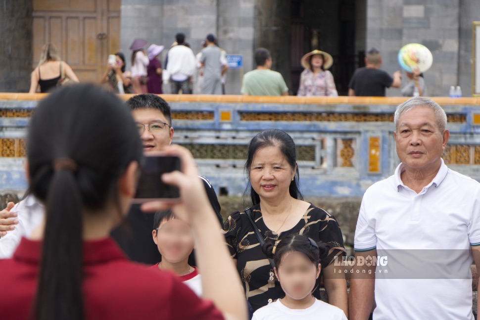 Một gia đình chụp ảnh lưu niệm với Lầu Ngũ Phụng - Ngọ Môn Huế trong dịp nghỉ lễ Quốc khánh 2.9.