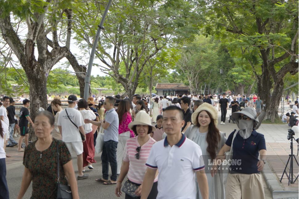 Tại khu vực xung quanh Đại Nội Huế, lượng du khách tìm về tham quan gia tăng rõ rệt so với ngày thường. Bầu không khí tại các tuyến đường đi bộ rợp bóng cây xanh quanh khu vực Hoàng thành trở nên nhộn nhịp, báo hiệu một mùa du lịch lễ bùng nổ của địa phương.