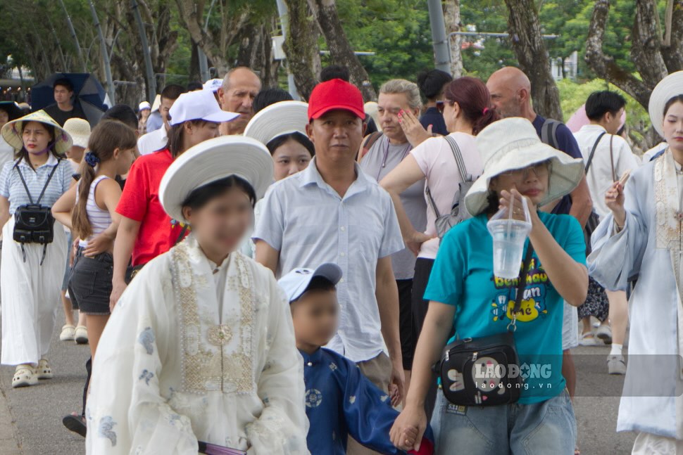 Kỳ nghỉ lễ là khoảng thời gian lý tưởng để các đại gia đình nhiều thế hệ cùng nhau đi du lịch, lưu giữ lại những khoảnh khắc sum vầy, hạnh phúc bên trong không gian cổ kính của Quần thể Di tích Cố đô Huế.