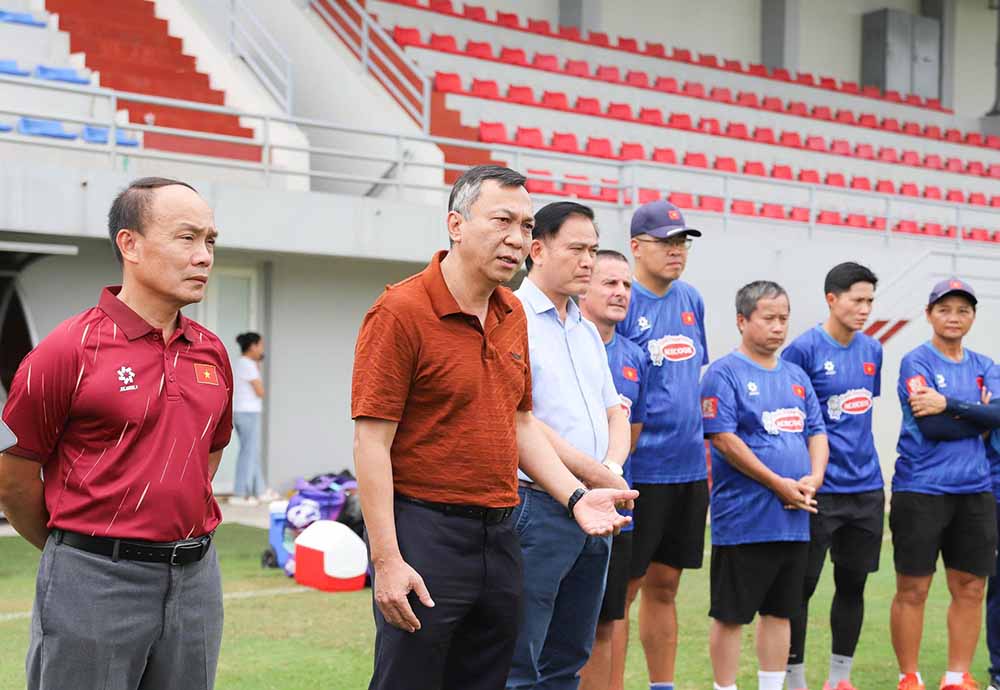 Chủ tịch VFF Trần Quốc Tuấn gặp gỡ, động viên tuyển nữ Việt Nam trước ASIAD 2026. Ảnh: VFF