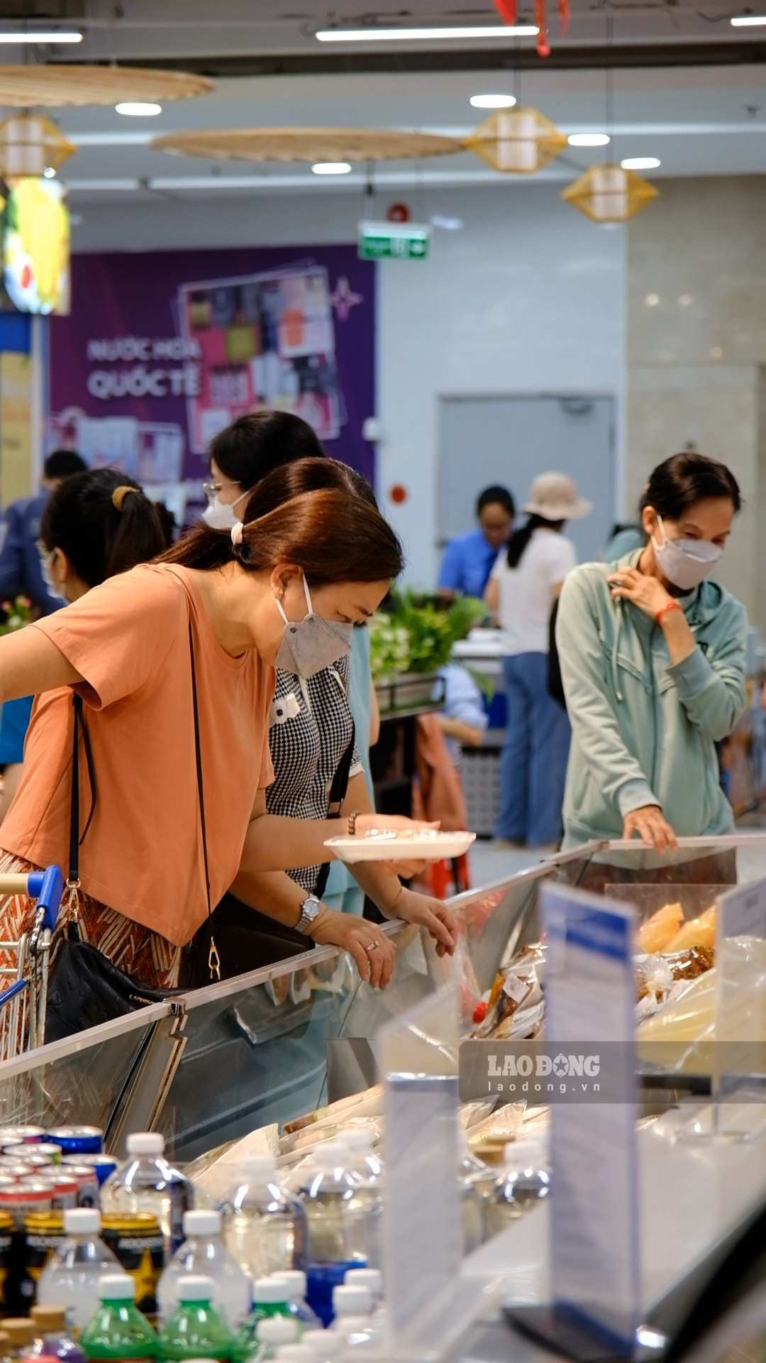 Nghỉ lễ 2.9, người dân Cần Thơ tránh nắng, mưa ở siêu thị.
