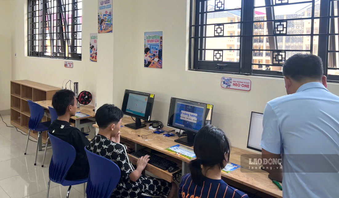 Border students in Lao Cai have access to modern STEM rooms. Photo: Quynh Trang
