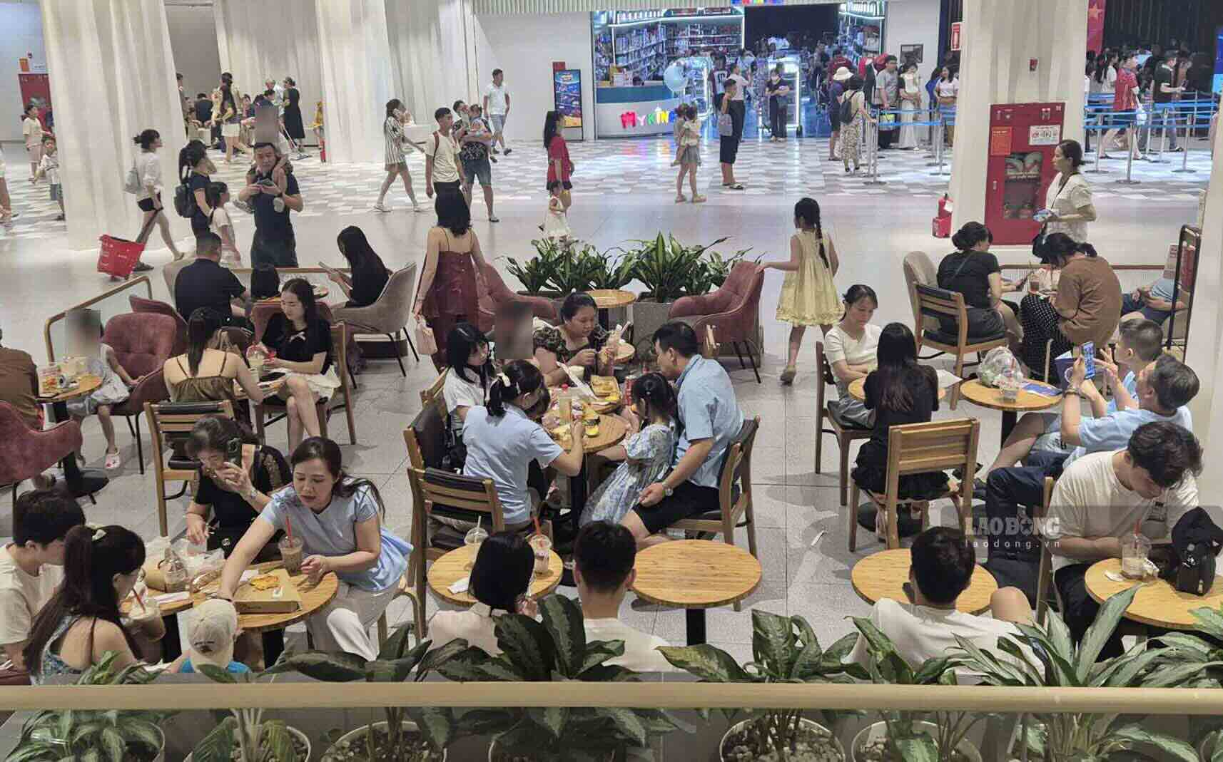 Many coffee shops in major centers in Hanoi are also crowded with customers. Photo: Phan Anh