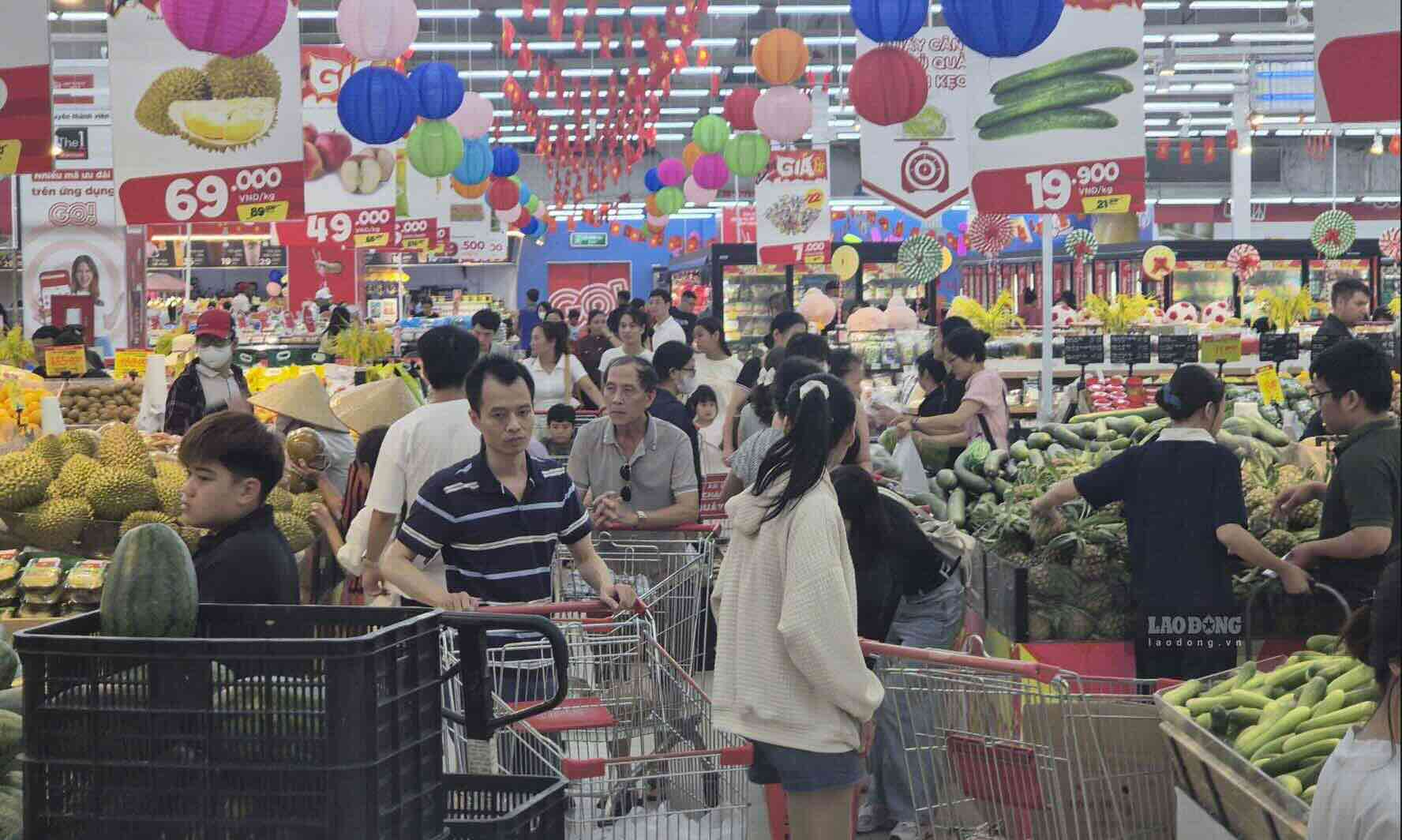 Hình ảnh ghi nhận tại GO! Thăng Long (trước đây là Big C Thăng Long), lượng lớn người dân đổ về mua sắm, khiến nhiều khu vực bên trong đông kín khách. Ảnh: Phan Anh