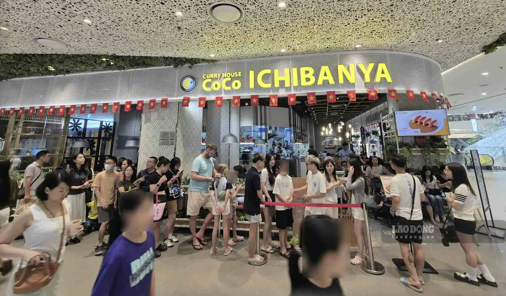Nhiều cửa hàng tại trung tâm thương mại đông kín khách, người dân phải xếp hàng chờ đến lượt trong kỳ nghỉ lễ Quốc khánh 2.9.