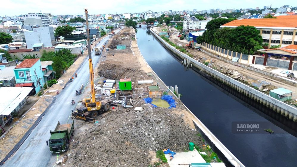 Rạch Xuyên Tâm được xây kè và đường ven rạch. Ảnh: Anh Tú