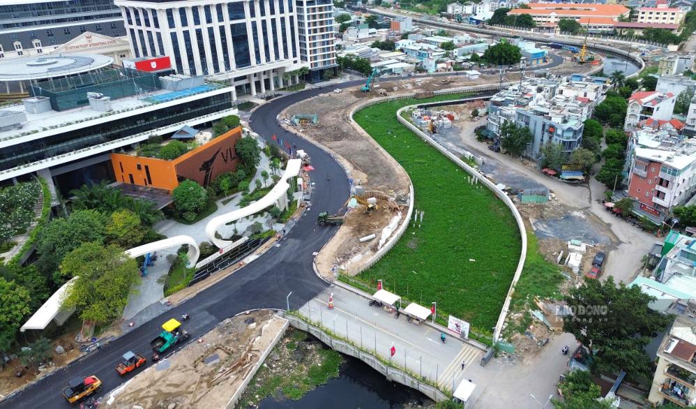 Đoạn đường ven rạch Xuyên Tâm qua Đại học Văn Lang đã trải nhựa. Ảnh: Anh Tú