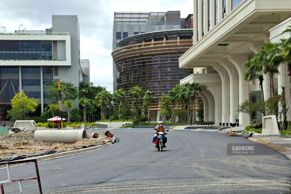 Người dân lưu thông trên đường ven rạch Xuyên Tâm, đoạn qua Trường Đại học Văn Lang. Ảnh: Anh Tú