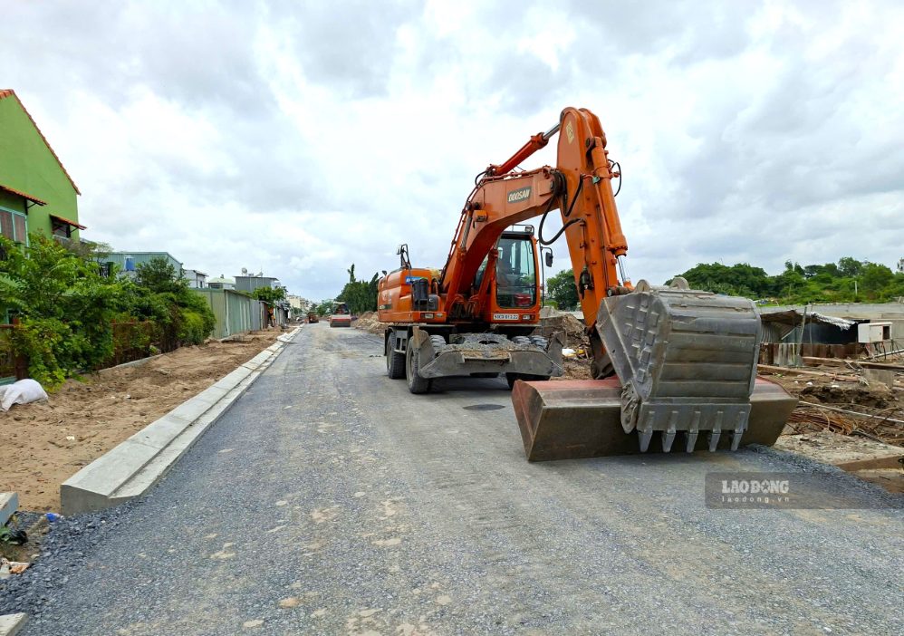 Đường ven rạch Xuyên Tâm, đoạn gần sông Vàm Thuật, đã lu nền, chờ thảm nhựa. Ảnh: Anh Tú