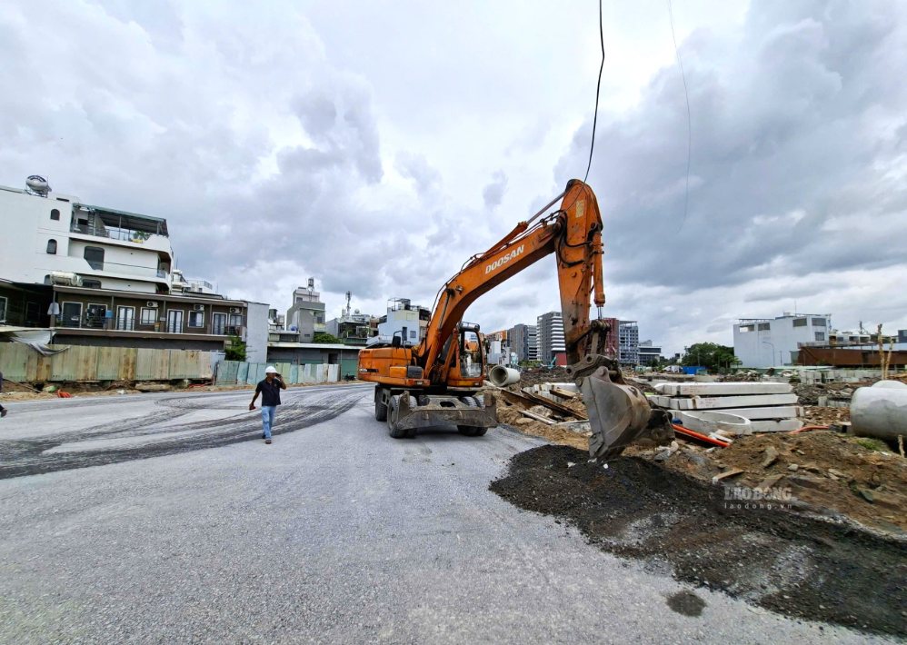 Đường ven rạch Xuyên Tâm, đoạn gần đường Lương Ngọc Quyến, cũng đang chờ thảm nhựa. Ảnh: Anh Tú