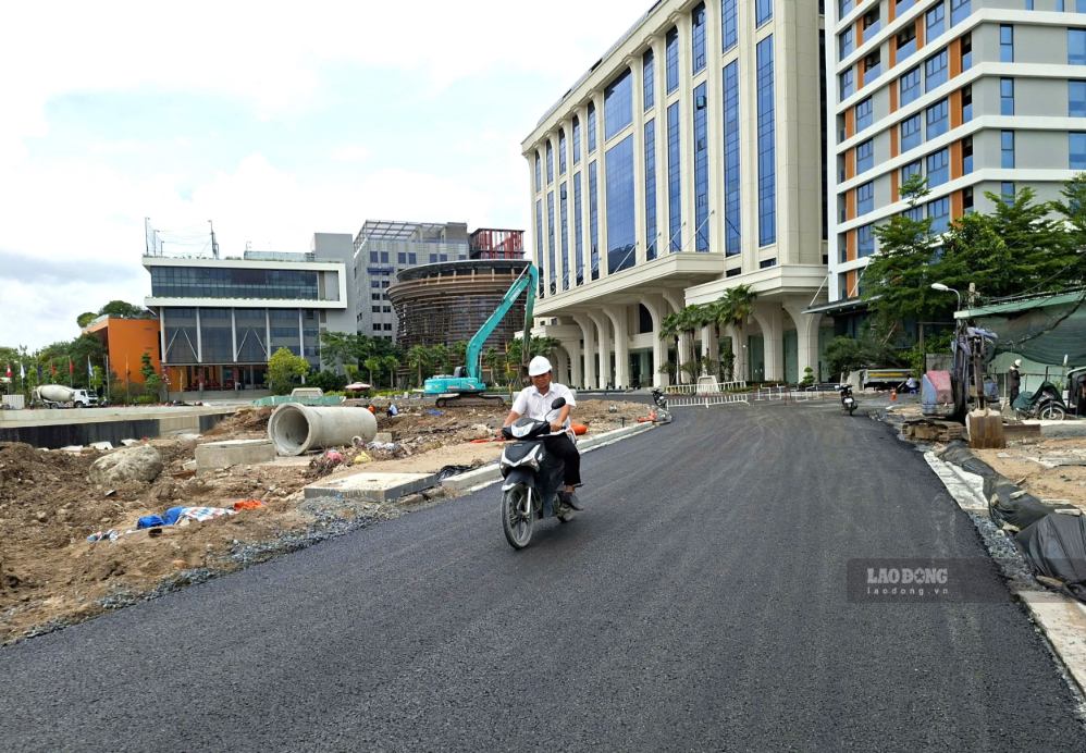 Người dân lưu thông trên đoạn đường ven rạch Xuyên Tâm đã được thảm nhựa. Ảnh: Minh Quân