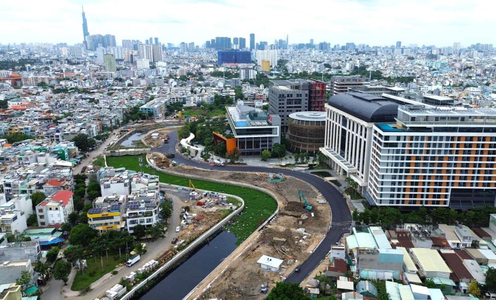 Sau khi thông xe kỹ thuật, tuyến đường ven kênh sẽ tiếp tục được thi công hệ thống chiếu sáng và mảng xanh. Ảnh: Anh Tú