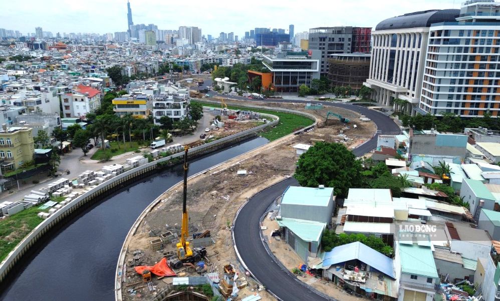 The section of road along Xuyen Tam canal (HCMC) has been paved with asphalt and will be opened to traffic on the morning of September 2. Photo: Anh Tu