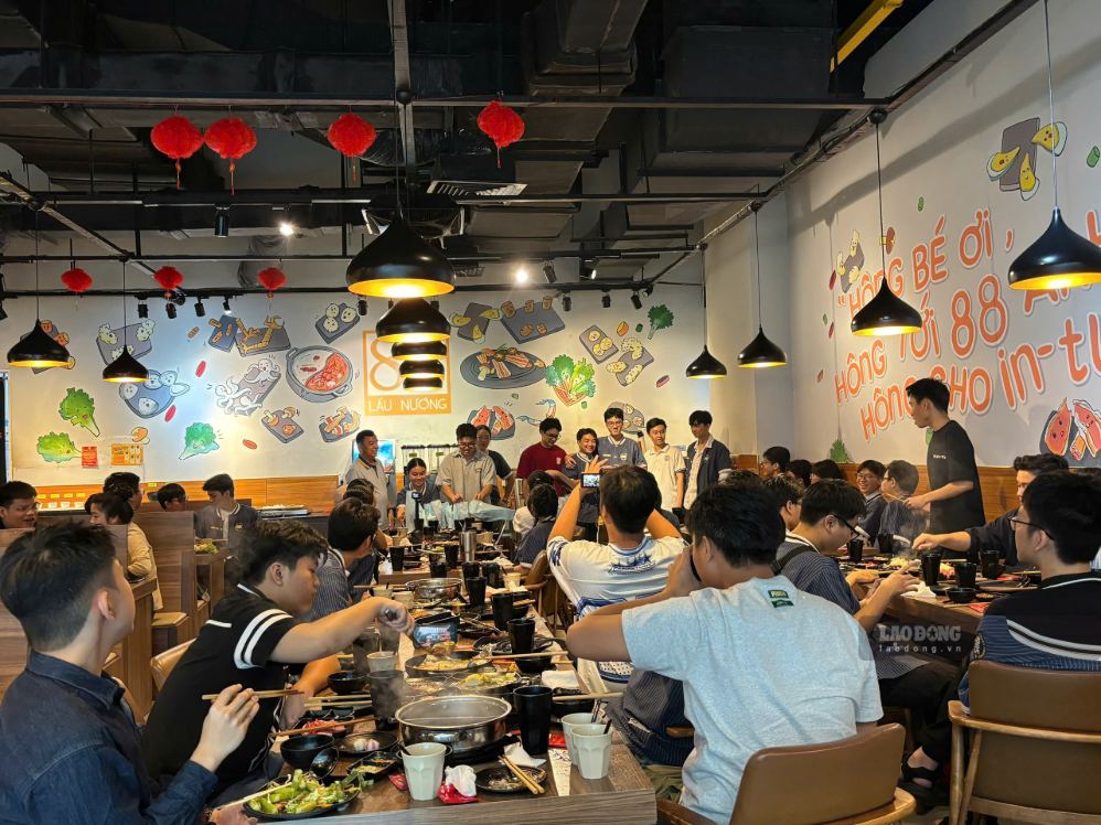 Hàng quán tại TPHCM đông khách trong những ngày nghỉ lễ 2.9. Ảnh: Ngọc Lê