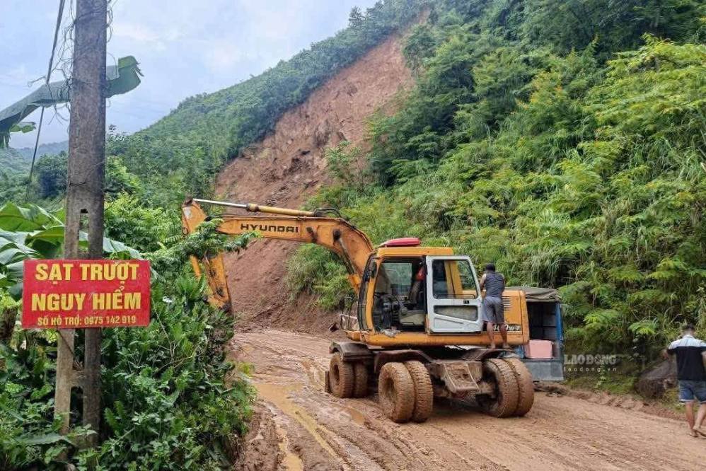 The road management unit mobilized machinery, vehicles and personnel to the scene to overcome the landslide. Photo: Hoang Tu