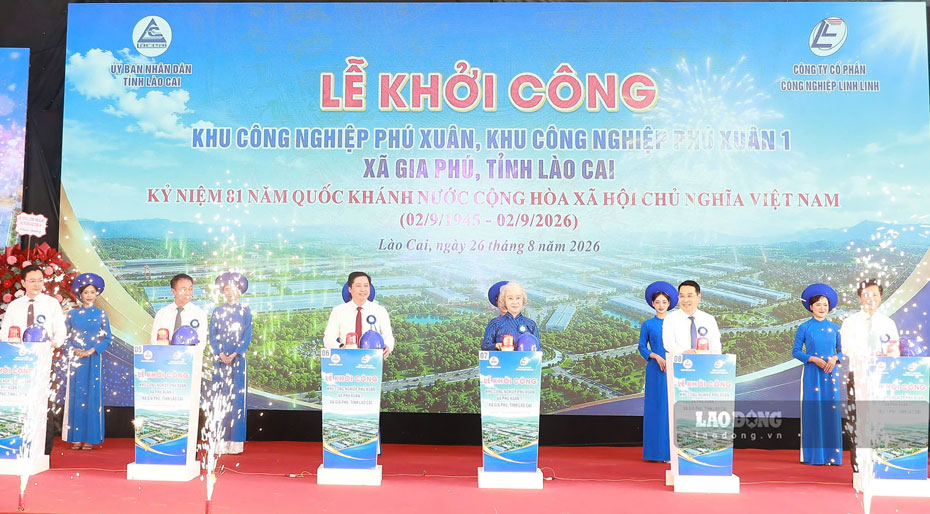 Lãnh đạo tỉnh Lào Cai dự lễ khởi công dự án Khu công nghiệp Phú Xuân và Khu công nghiệp Phú Xuân 1 ngày 26.8. Ảnh: Thảo Châu