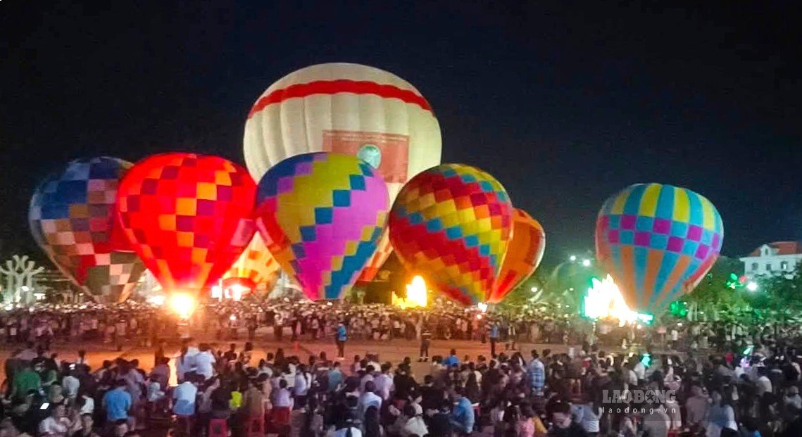 Thousands of people come to Hung Vuong Square, Bac Lieu ward, Ca Mau province to watch the balloon. Photo: Nhat Ho.