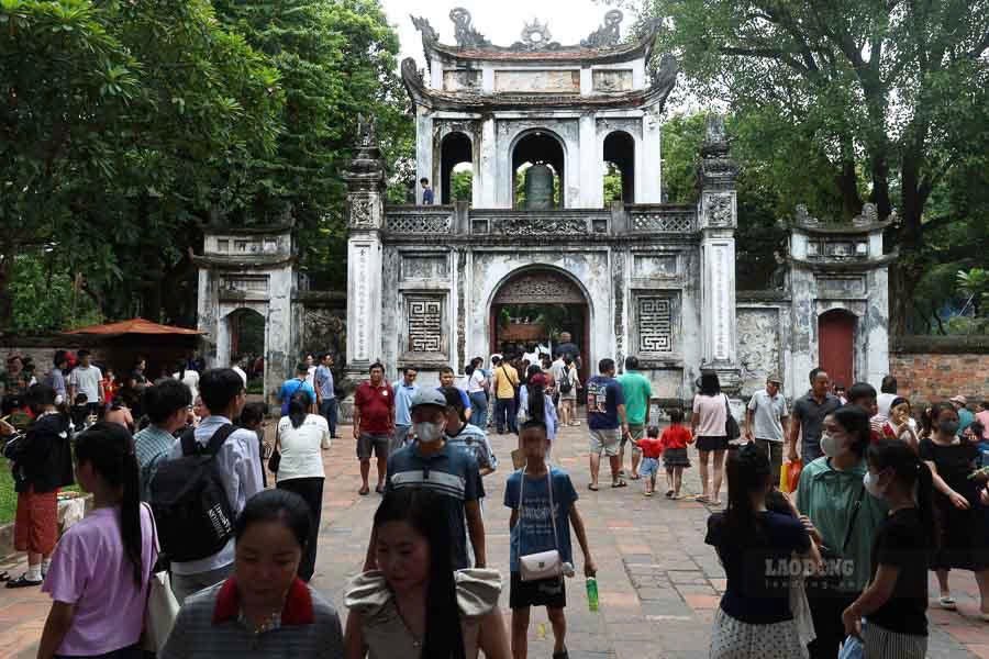Rất đông người dân lựa chọn đến tham quan Văn Miếu - Quốc Tử Giám dịp nghỉ lễ 2.9. Ảnh: Hải Nguyễn