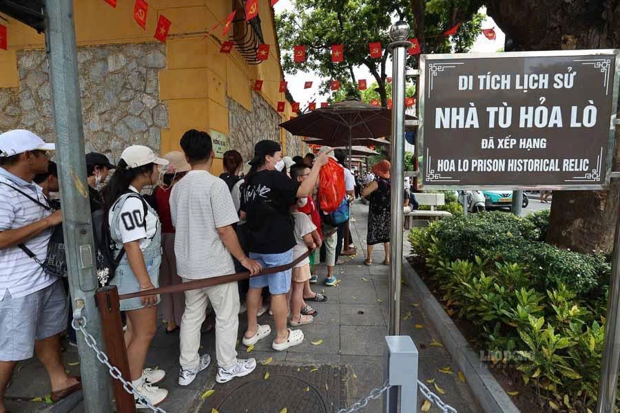 Người dân xếp hàng mua vé tham quan Nhà tù Hỏa Lò. Ảnh: Hải Nguyễn