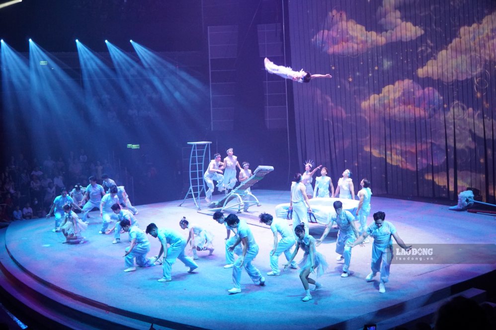 Chương trình quy tụ hơn 100 nghệ sĩ thuộc các bộ môn xiếc, múa rối, vũ đoàn và dàn hợp xướng biểu diễn trực tiếp.