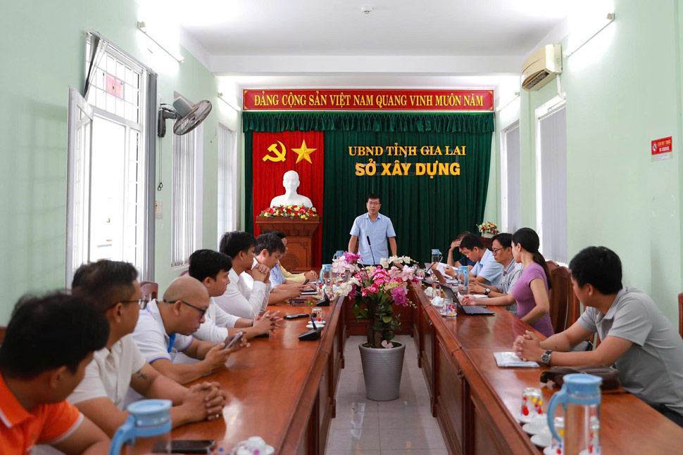 Sở Xây dựng họp xử lý thông tin phản ánh. Ảnh: Sở VHTTDL Gia Lai