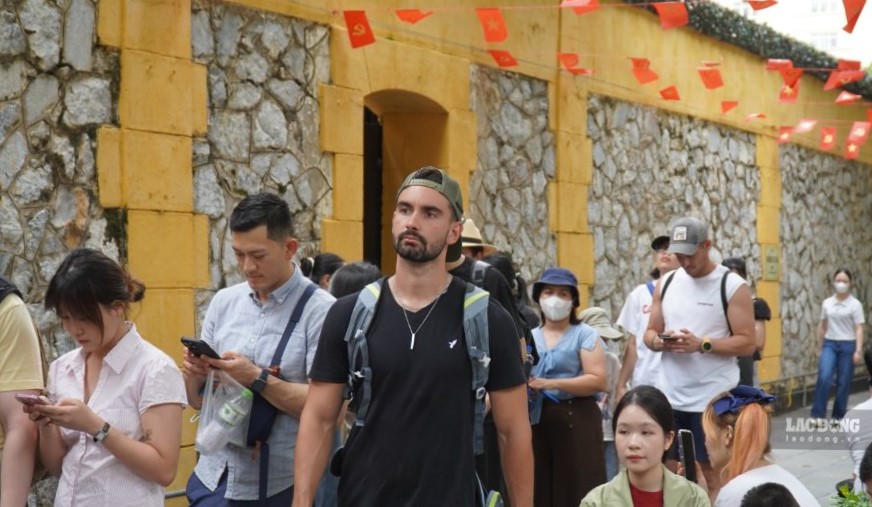 Dù phải chờ đợi, nhiều du khách nước ngoài vẫn hào hứng khám phá Di tích Nhà tù Hỏa Lò. Ảnh: Minh Vũ