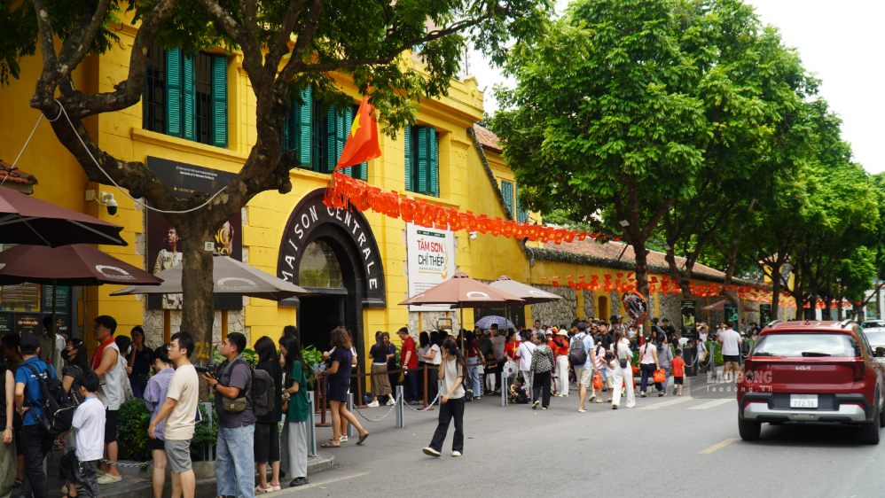 Hoa Lo prison attracts many international tourists in the days leading up to National Day September 2nd. Photo: Minh Vu