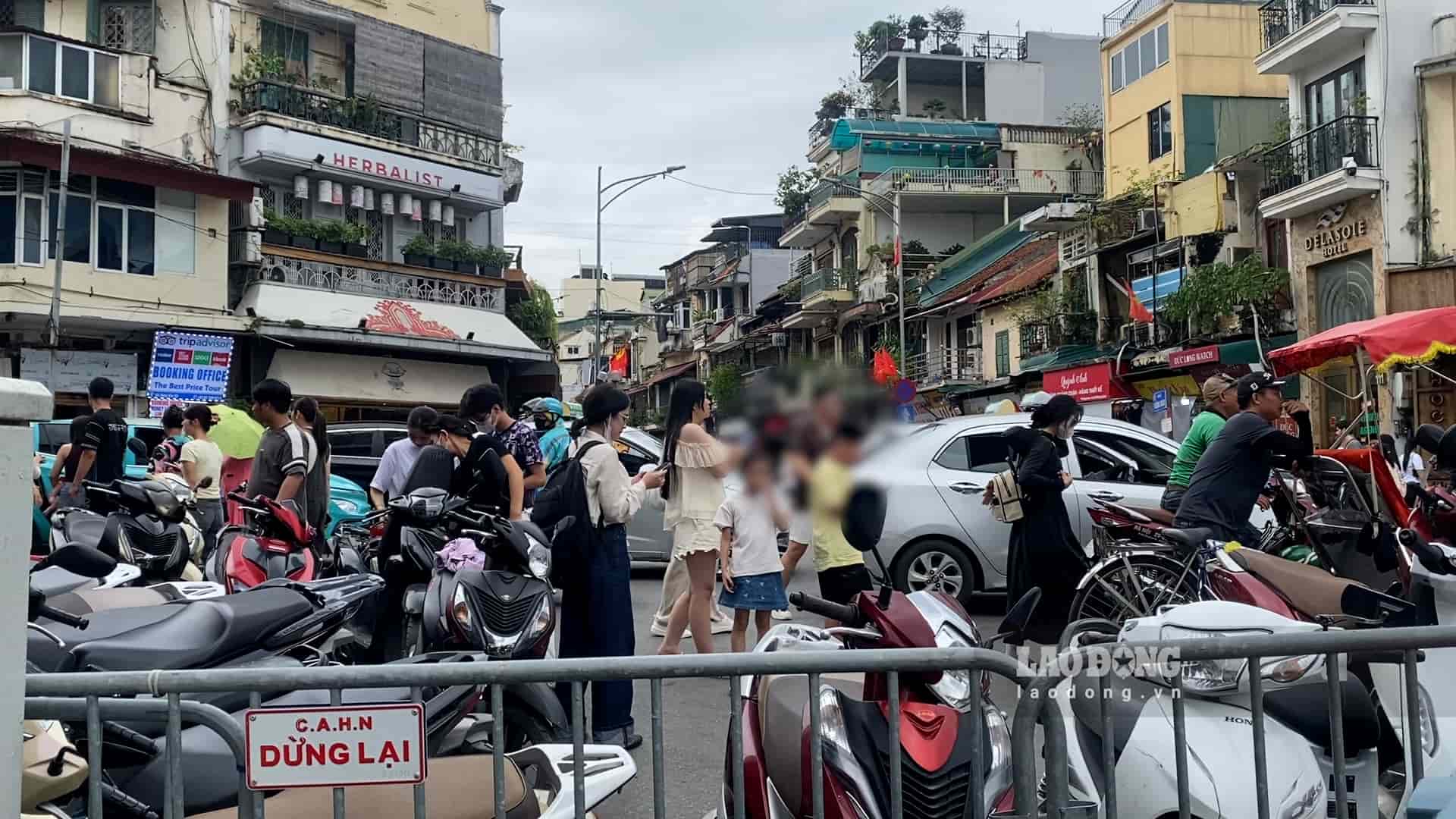 Parking pendant les vacances du 2 septembre, les gens acceptent des prix élevés pour s'amuser