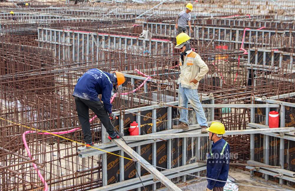 家族との休暇を後にして、労働者は依然としてミートゥイ港の建設で残業しています。写真:フン・トー