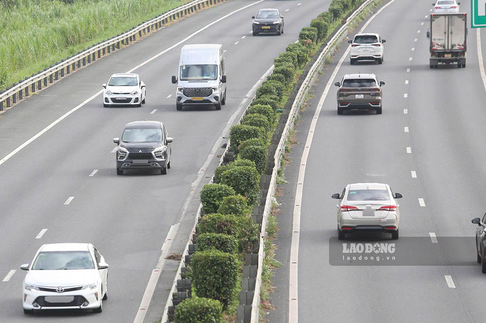 Cars traveling on the highway, drivers need to proactively maintain a safe distance from the car in front. Photo: Huynh Du