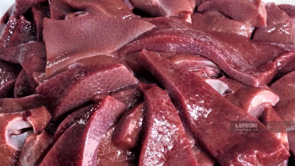 Knowing how to prepare pork liver will limit the impact on uric acid levels. Photo: Kieu Vu