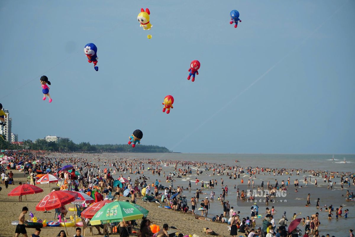Vacaciones del Día Nacional 2. En los últimos 9 años, se espera que la playa de Sam Son reciba alrededor de 350. 000 visitantes. Foto: Quach Du