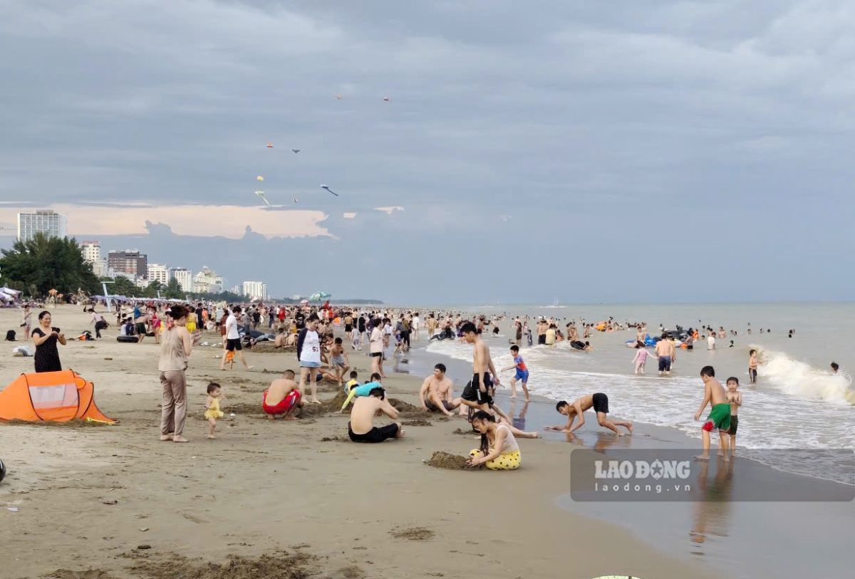 Trái với cảnh thưa vắng trong ngày đầu kỳ nghỉ lễ, đến ngày 30 và 31.8, lượng du khách đổ về bãi biển Sầm Sơn đã đông trở lại. Ảnh: Quách Du