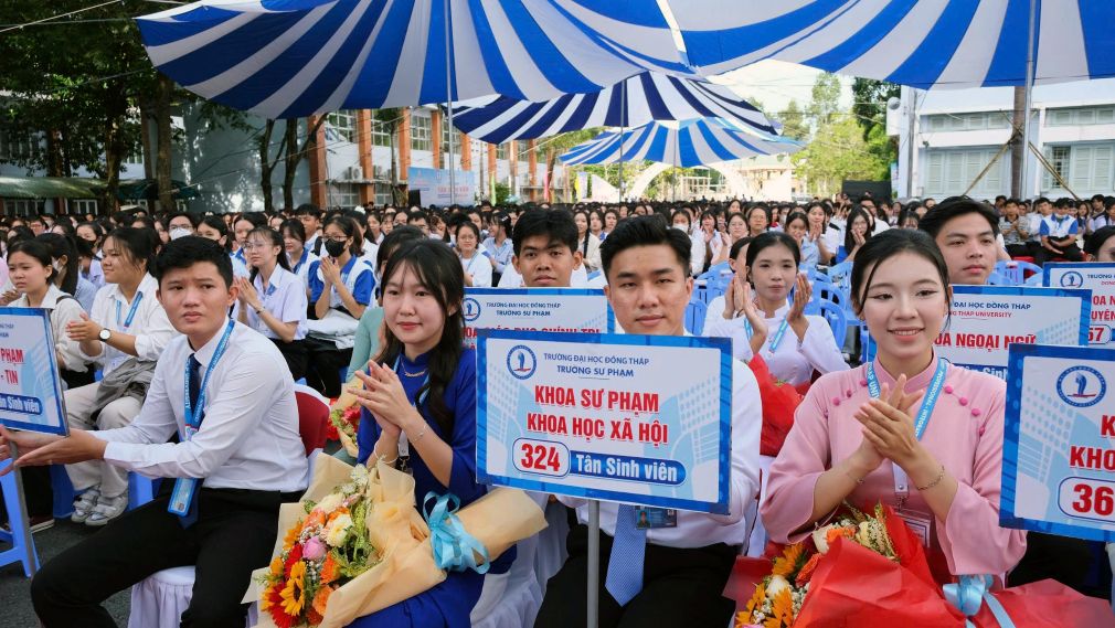Students of Dong Thap University (DThU) attend the opening ceremony of the 2025-2026 academic year. Photo: DThU provided