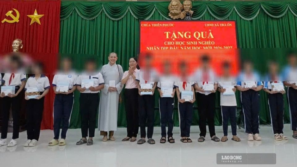 The scholarship awarding program contributes to adding motivation for poor students to firmly go to school. Photo: Hoang Loc